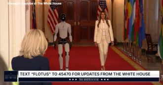 Copertina di Melania Trump sfila alla Casa Bianca con un robot: così l’umanoide accoglie i partecipanti all’evento sull’AI – Video