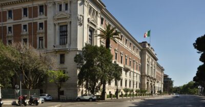 Copertina di “Appalti pilotati e fondi neri”: 26 indagati tra Difesa, RFI e Terna. I pm: “Articolato sistema criminale”