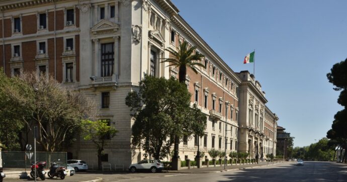 Corruzione, perquisizioni della Guardia di Finanza al ministero della Difesa, Terna e RFI: 26 indagati