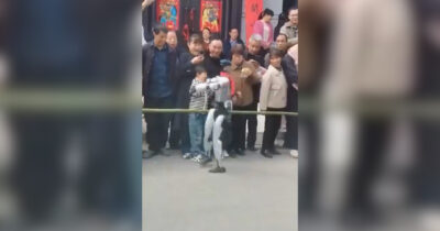 Copertina di Robot fuori controllo schiaffeggia un bambino durante un’esibizione: il video dell’incidente