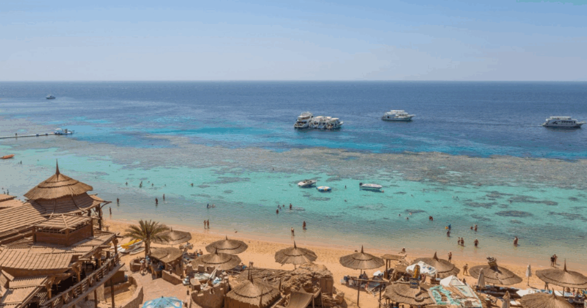 Partono per una vacanza a Sharm el-Sheikh e lasciano a casa i cinque figli minorenni: un’insegnante dà l’allarme e scatta l’intervento dei servizi sociali