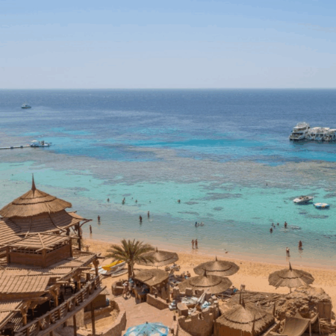 Partono per una vacanza a Sharm el-Sheikh e lasciano a casa i cinque figli minorenni: un’insegnante dà l’allarme e scatta l’intervento dei servizi sociali