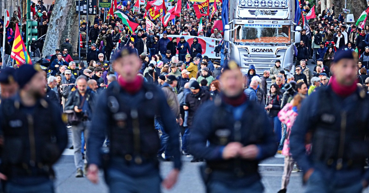 no kings oggi manifestazione a roma attese almeno 15mila persone da Ilfattoquotidiano.it no kings oggi manifestazione a roma attese almeno 15mila persone
