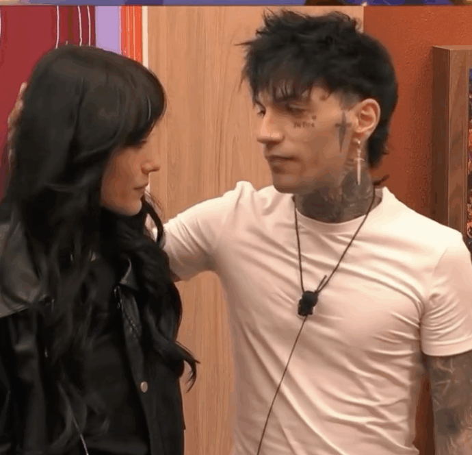 “Ho già sofferto troppo nella vita per farmi del male da solo restando qui. Fuori c’è Teddy, il mio gatto, che è mio figlio”: GionnyScandal commosso abbandona il Grande Fratello Vip