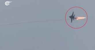 Missile iraniano sfiora un caccia Usa: nel video il jet evita l