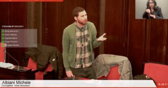 Copertina di Minuto di silenzio per Bossi, consigliere dem di Milano: “Sdoganò il razzismo, chiedo scusa ai cittadini”. Bagarre in Aula