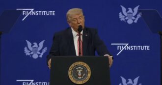 Trump irride Bin Salman: "Non pensava che avrebbe dovuto baciarmi il c***, invece ora deve essere gentile con me"