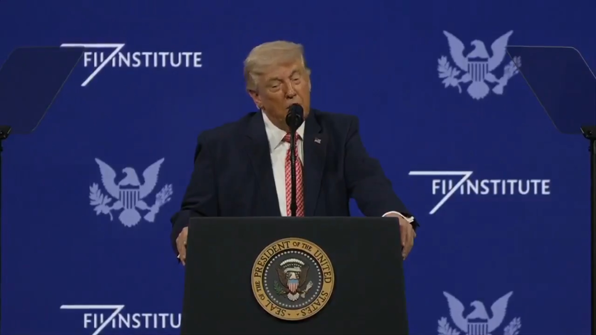 Trump irride Bin Salman: “Non pensava che avrebbe dovuto baciarmi il c***, invece ora deve essere gentile con me”