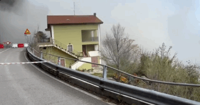 Copertina di Case che franano a valle e asfalto che crolla, paese del Teramano col fiato sospeso: evacuate le abitazioni – Video