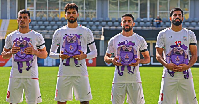 L’Iran in campo con gli zainetti: il ricordo delle bambine uccise nella scuola di Minab