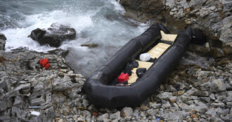 Copertina di Grecia, 22 migranti morti dopo sei giorni alla deriva. Arrestati due sospetti trafficanti di 19 e 22 anni