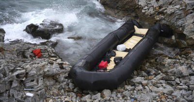 Copertina di Grecia, 22 migranti morti dopo sei giorni alla deriva. Arrestati due sospetti trafficanti di 19 e 22 anni