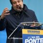 Copertina di “Sarà il Ponte della Pace”: Salvini ‘benedice’ la sua opera davanti a un migliaio di sostenitori (e al centrodestra unito)