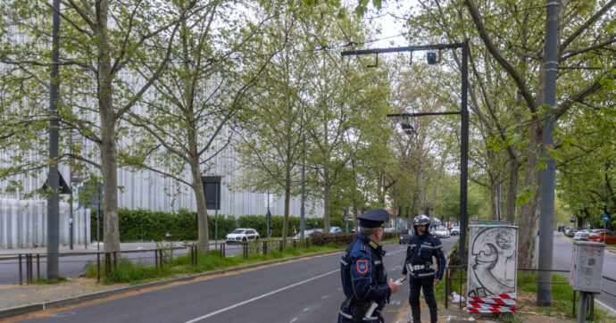 Milano, 90mila multe ai motociclisti annullate per la preferenziale vietata durante i Giochi: “Segnaletica non chiara”