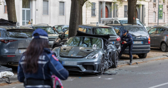 Porsche spider si schianta contro quattro auto in sosta a Milano: tre feriti, grave il conducente 21enne