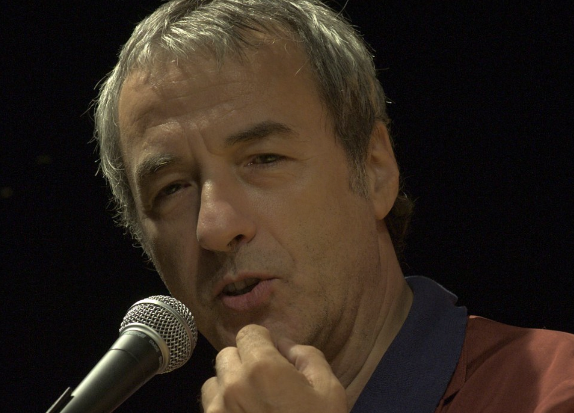 Copertina di È morto David Riondino, aveva 73 anni. Da “Maracaibo” al teatro, addio a un artista libero