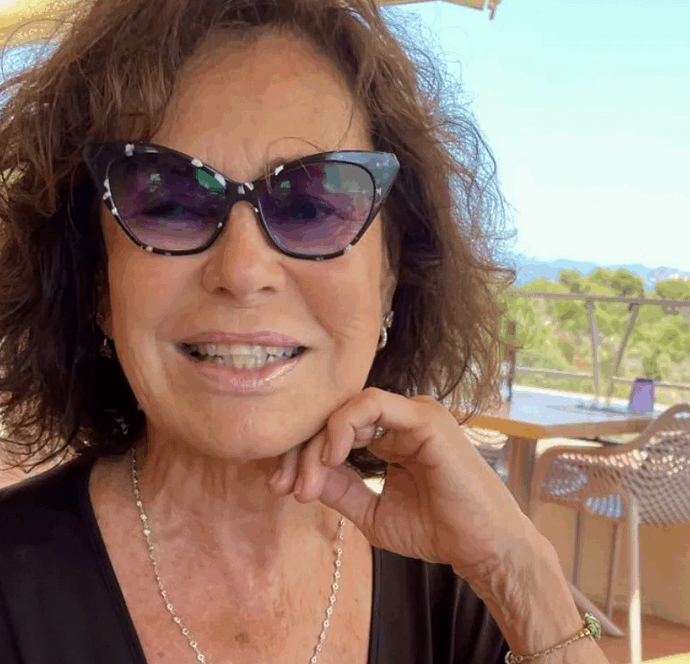 “Ho temuto di morire. Sono stata male alla prima del mio spettacolo, sono svenuta. Lascio il teatro per sempre, ora penso alla mia salute e mi sposo”: parla Corinne Clery