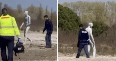 Copertina di Uomo nudo e bianco come il gesso sdraiato sulla spiaggia, immobile: i passanti lo scambiano per un cadavere e scatta l’allarme