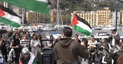 Copertina di La Global Sumud Flotilla fa tappa a Napoli, le imbarcazioni dirette a Gaza con cibo e aiuti umanitari: “L’assedio illegale continua”