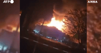 Copertina di Incendio in una discoteca in Germania, evacuate 750 persone: il video della struttura avvolta dalle fiamme
