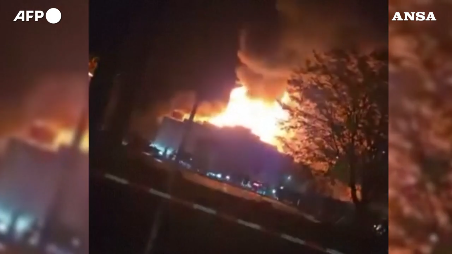 Incendio in una discoteca in Germania, evacuate 750 persone: il video della struttura avvolta dalle fiamme