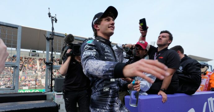 Antonelli da impazzire in Giappone: sfrutta la safety car, si prende Gran Premio (Leclerc terzo) e vetta del Mondiale