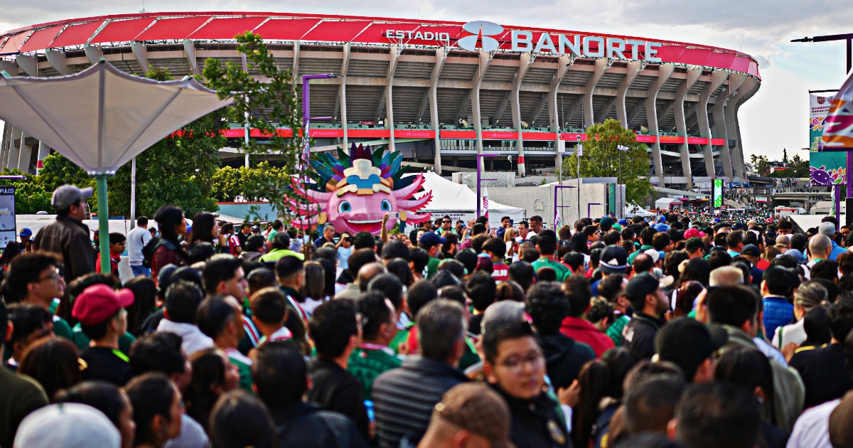 Choc in Messico: tifoso precipita e muore. Polemiche allo stadio Azteca nel giorno della riapertura verso i Mondiali