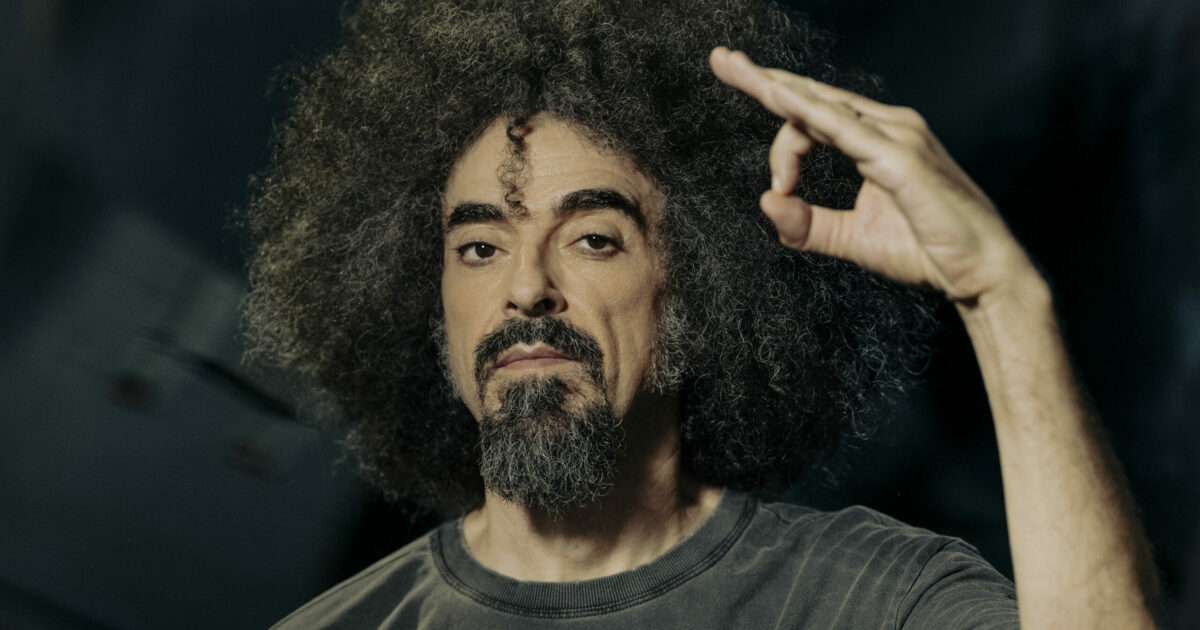 “Ho avuto un problema che mi costringe a fare dei controlli immediati”: Caparezza rinvia (a data da destinarsi) gli incontri con i fan di Modena e Catanzaro