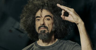 Copertina di “Ho avuto un problema che mi costringe a fare dei controlli immediati”: Caparezza rinvia (a data da destinarsi) gli incontri con i fan di Modena e Catanzaro