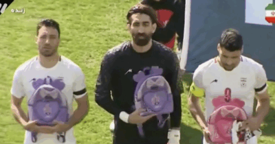 Copertina di La nazionale di calcio iraniana rende omaggio alle bambine vittime del bombardamento Usa alla scuola di Minab