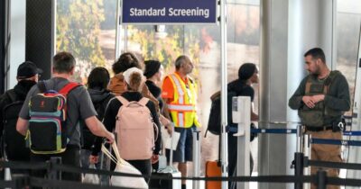 Copertina di Negli Stati Uniti lo shutdown più lungo della storia. Le incognite sull’Ice negli aeroporti anche dopo lo sblocco dei fondi