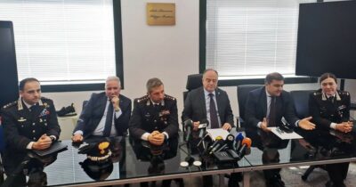 Copertina di Casalesi, il clan che cambia volto: 23 arresti tra affari, droga e riciclaggio. Gratteri: “Indagine di serie A”