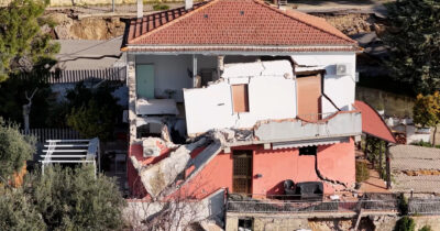 Copertina di Frana nel Teramano, il drone in volo sopra Silvi: edifici sventrati e case in bilico – Video