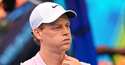 Copertina di Sinner, ora la terra rossa: a Monte Carlo ci sarà, ma per “allenarsi”. Il focus è sull’asse Roma-Parigi