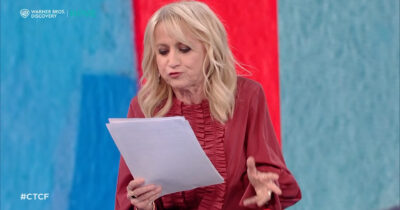 Copertina di Luciana Littizzetto “intercetta” le lettere di Meloni a Delmastro e Santanché: “Persone incappate in trascurabili momenti di illegalità. Non sono arrabbiata per la sconfitta, sono incazzata nera”