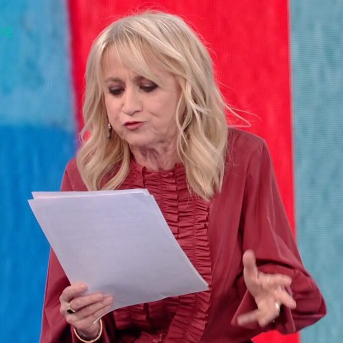 Luciana Littizzetto “intercetta” le lettere di Meloni a Delmastro e Santanché: “Persone incappate in trascurabili momenti di illegalità. Non sono arrabbiata per la sconfitta, sono incazzata nera”