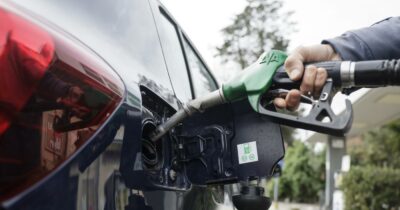 Copertina di Crisi energetica, Ue: “Bisogna prepararsi a un’interruzione prolungata”. L’invito al risparmio: dal trasporto pubblico ai voli