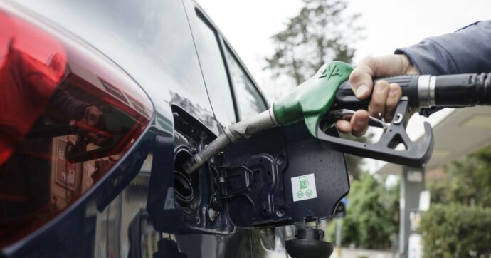 Crisi energetica, Ue: “Bisogna prepararsi a un’interruzione prolungata”. L’invito al risparmio: dal trasporto pubblico ai voli