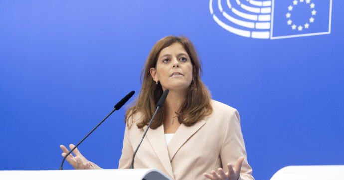 Destra all’attacco di Ilaria Salis: “Ha una relazione col suo assistente pregiudicato”. Cosa dice il regolamento dell’Eurocamera