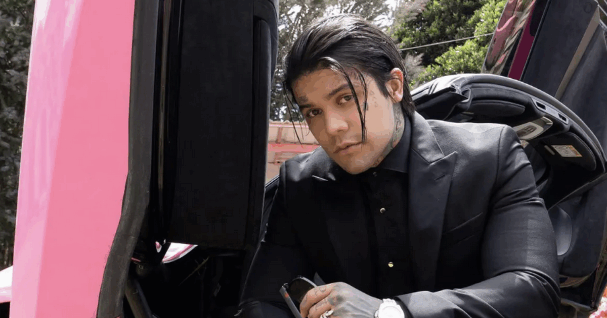 Raffica di flatulenze maleodoranti in volo: famoso influencer pensa di fare uno scherzo divertente ma la compagnia aerea gli fa causa