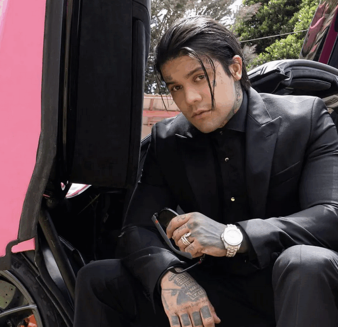 Raffica di flatulenze maleodoranti in volo: famoso influencer pensa di fare uno scherzo divertente ma la compagnia aerea gli fa causa