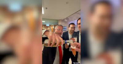 Copertina di Israele, il ministro Ben Gvir brinda e festeggia per l’approvazione della legge sulla pena di morte