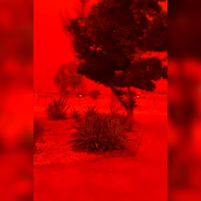Cielo rosso sangue spaventa l’Australia: il ciclone Narelle trasforma l’atmosfera in apocalittica – Video
