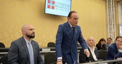 Copertina di Delmastro e la bisteccheria, l’assessora piemontese Chiorino se ne va ma Cirio (come Meloni) parla di “leggerezza”. Per Fdi è “polemica mediatica”