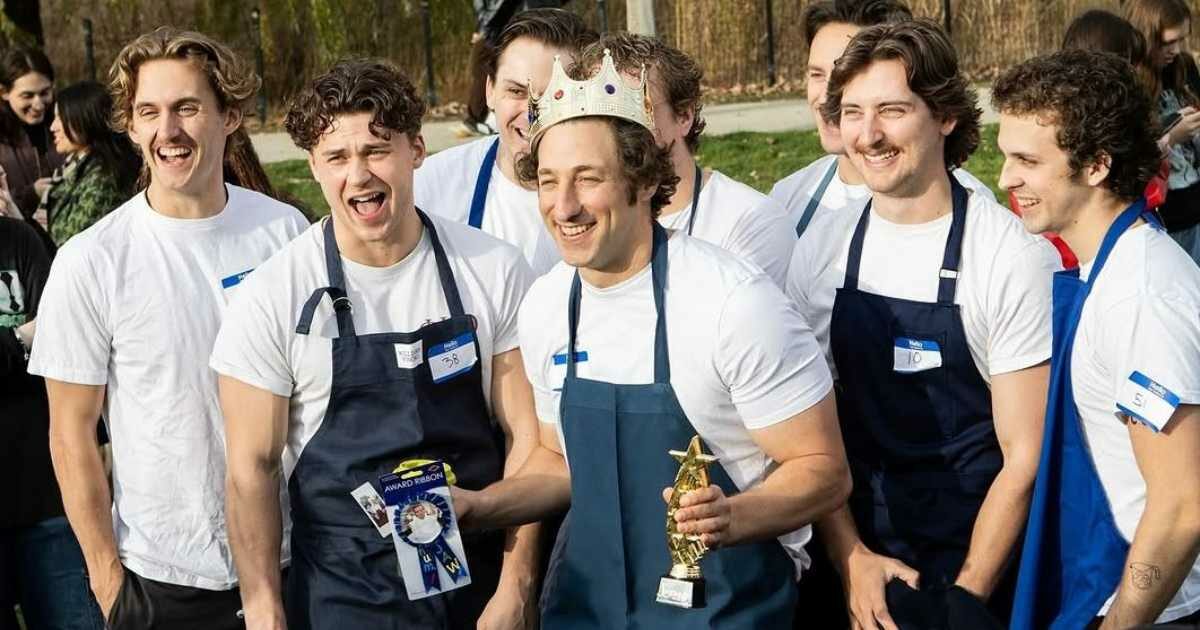 Quando l’“incredibile somiglianza” diventa un business: cos’è e come funziona il trend delle gare di sosia dei vip che riunisce migliaia di persone nelle piazze