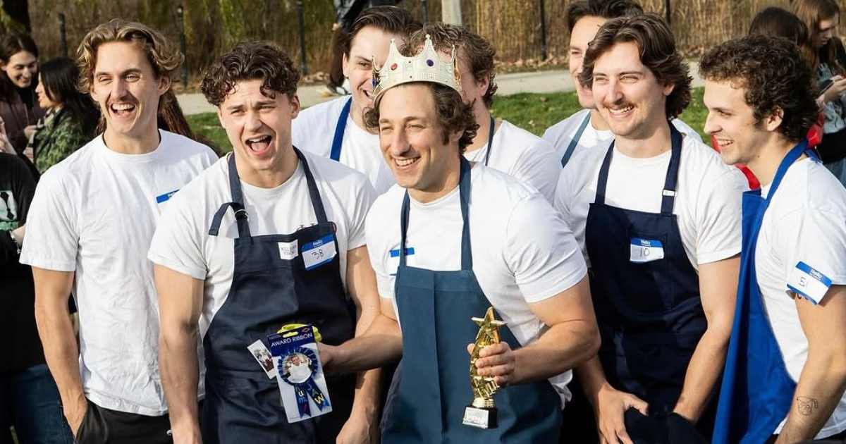 Quando l’“incredibile somiglianza” diventa un business: cos’è e come funziona il trend delle gare di sosia dei vip che riunisce migliaia di persone nelle piazze