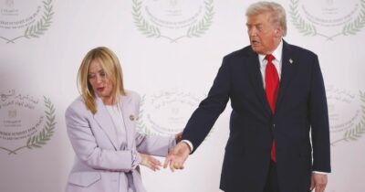 Copertina di Negata la base di Sigonella, Meloni fa l’equilibrista: si “smarca” da Trump, poi fa marcia indietro