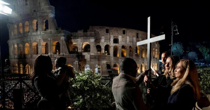 Via Crucis al Colosseo, sarà il Papa a portare la croce