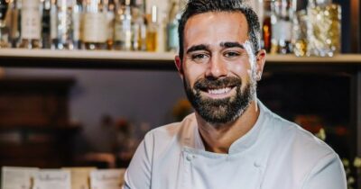 Copertina di “Csaba ha aperto la porta e trovato la concorrente in topless che aspettava me. Un’altra signora l’abbiamo trovata in posizione Tutankhamon”: Roberto Valbuzzi svela i retroscena di Cortesie per gli Ospiti