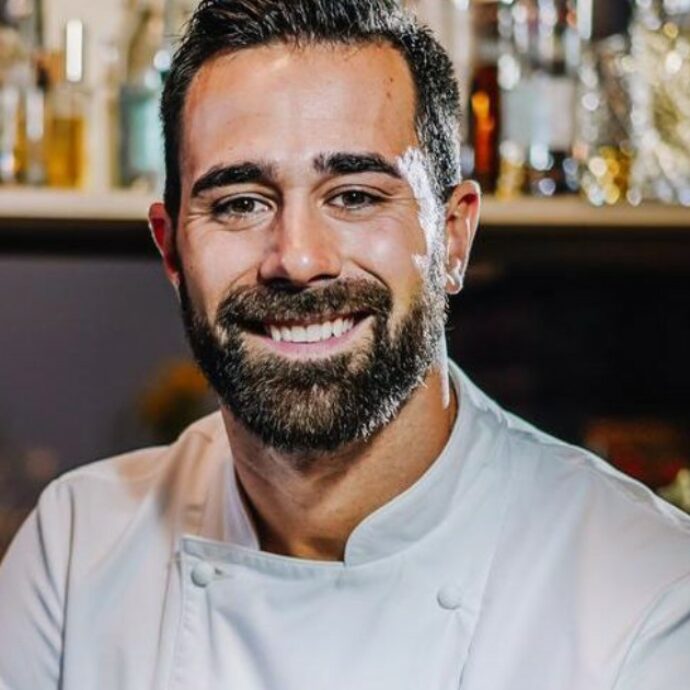 “Csaba ha aperto la porta e trovato la concorrente in topless che aspettava me. Un’altra signora l’abbiamo trovata in posizione Tutankhamon”: Roberto Valbuzzi svela i retroscena di Cortesie per gli Ospiti